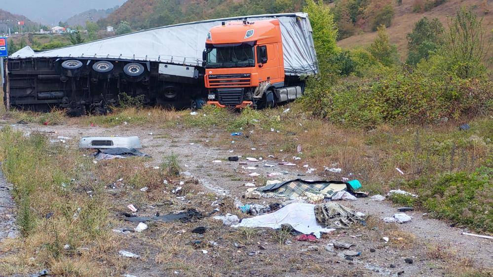 TIR, yolcu otobüsü, polis aracı ve otomobiller çarpıştı: 3 ölü, 10 yaralı 9